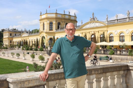 Jörg Heller vor der Orangerie in Kassel
