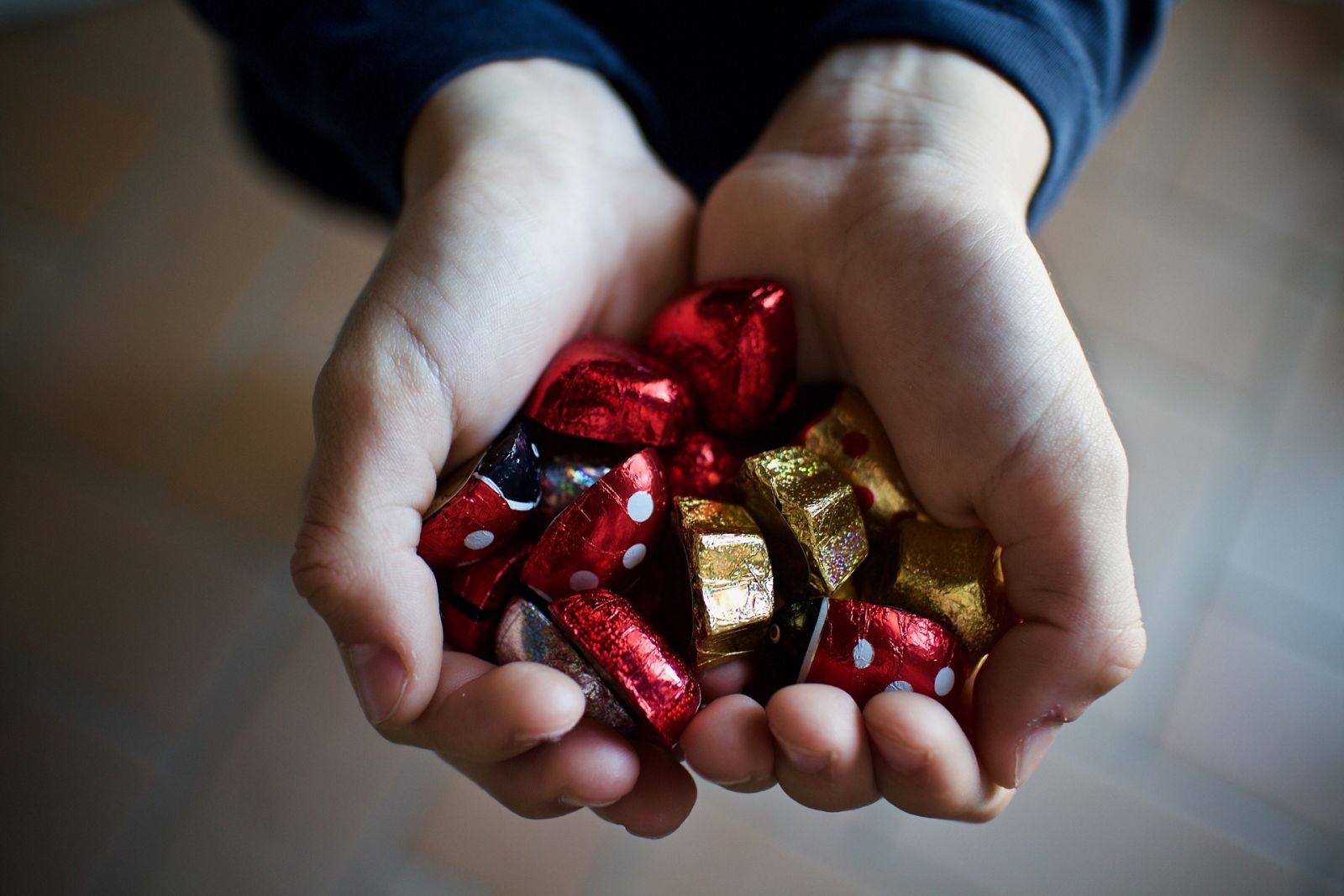 Hände mit Pralinen als Bild für individuelle Kundenbedürfnisse